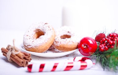 Beyaz ahşap masa portre günü Noel kahvaltıda çörek