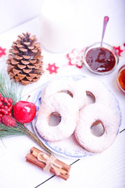 Beyaz ahşap masa üzerinde Noel kahvaltı için çörek