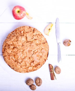 Beyaz arka plan üzerinde taze Noel kek