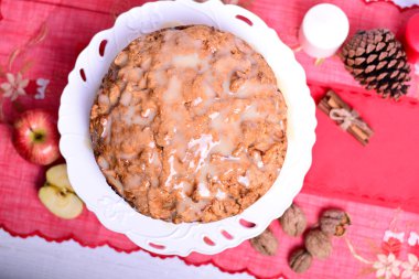 Elma ve ceviz, closeup ile taze Noel kek