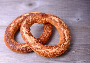 Ahşap arka plan taze yemek yemiyorsun