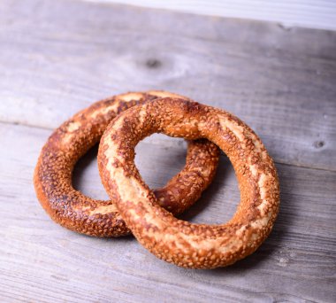 Ahşap arka plan taze yemek yemiyorsun