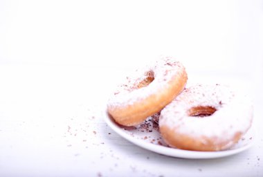 Beyaz ahşap masa portre üzerinde taze çörek