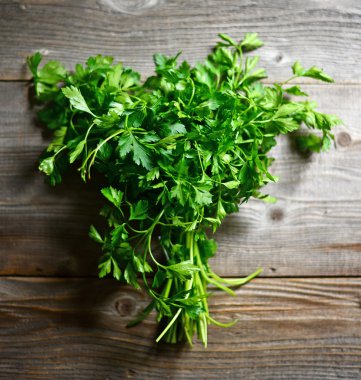 ahşap yüzey üzerinde taze maydanoz