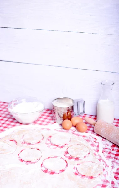Assar donuts na tabela de kichen — Fotografia de Stock
