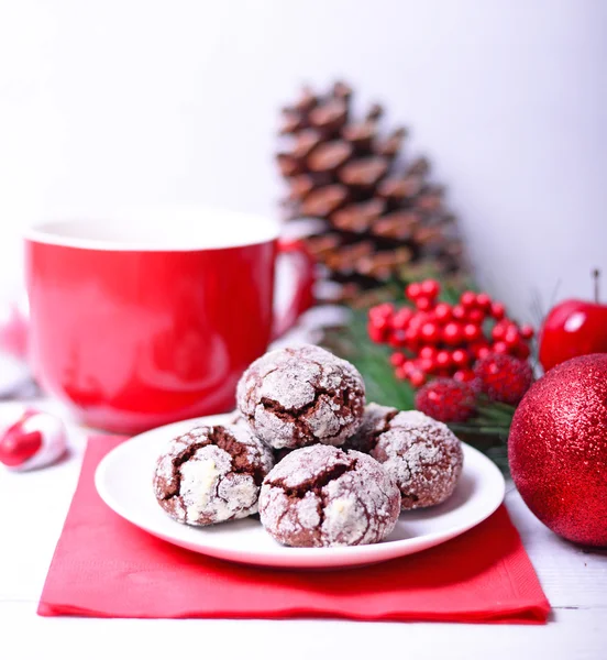 Biscotti al cioccolato e cioccolata calda su sfondo bianco — Foto Stock