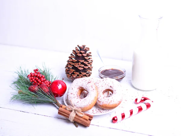 Donuts de Navidad sobre mesa de madera blanca —  Fotos de Stock