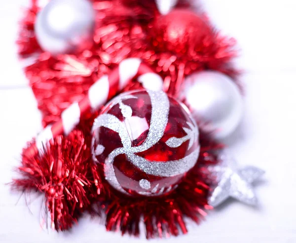 Kerst ornament op witte achtergrond — Stockfoto
