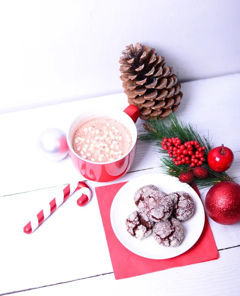 Ornamenti natalizi e cioccolata calda con biscotti sul retro bianco — Foto Stock