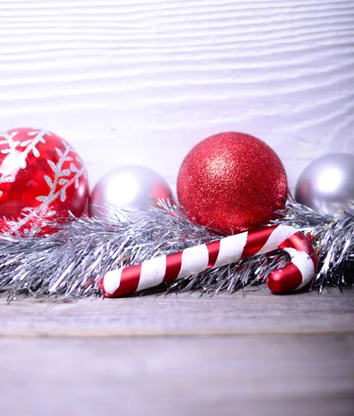 Adornos de Navidad sobre fondo blanco — Foto de Stock