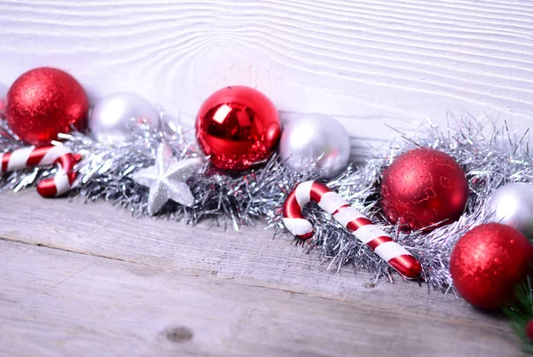 Adornos de Navidad sobre fondo de madera — Foto de Stock