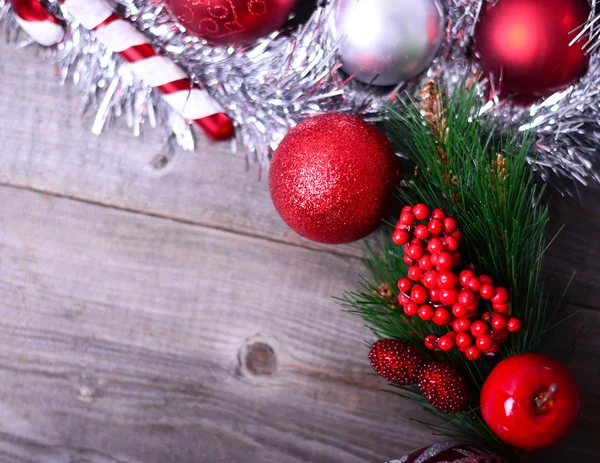 木製の背景のクリスマス飾り — ストック写真