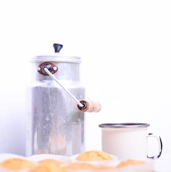 Maïsbrood muffins en melk op witte tafel — Stockfoto