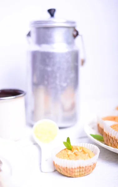 Cornbread muffins på vitt bord — Stockfoto