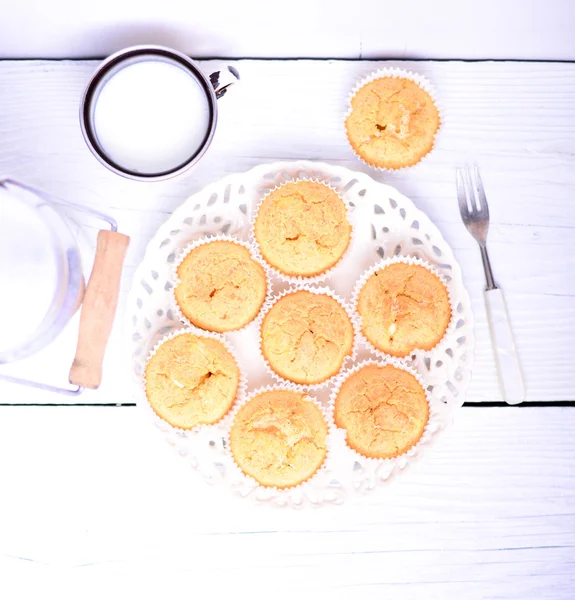 Mısır ekmeği muffins Beyaz ahşap tablo — Stok fotoğraf