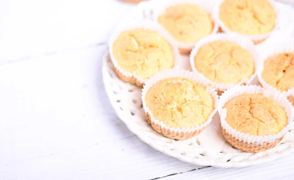 Muffins de milho na mesa de madeira branca — Fotografia de Stock