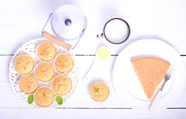 Cornbread muffins, ειρήνη cornbread και γάλακτος στο λευκό τραπέζι — Φωτογραφία Αρχείου