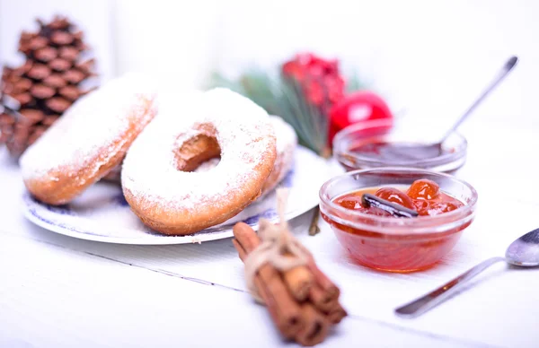 Пончики на Різдвяний сніданок на білому дерев'яному столі — стокове фото