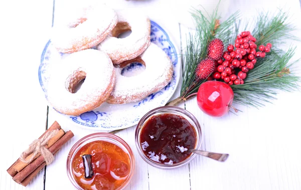 Пончики на рождественский завтрак на белом деревянном столе — стоковое фото