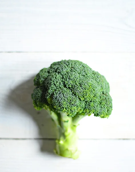 Čerstvou brokolicí na bílém stole — Stock fotografie