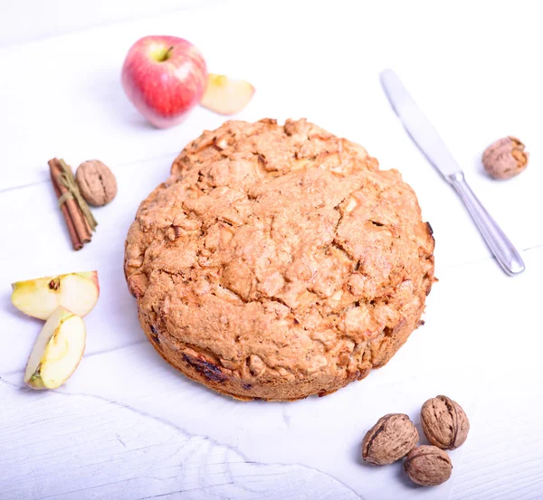 Pastel de manzana y nuez fresca sobre mesa blanca — Foto de Stock