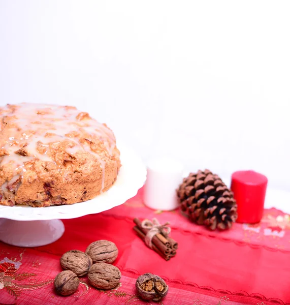 Bolo de Natal fresco com maçãs e nozes na mesa — Fotografia de Stock