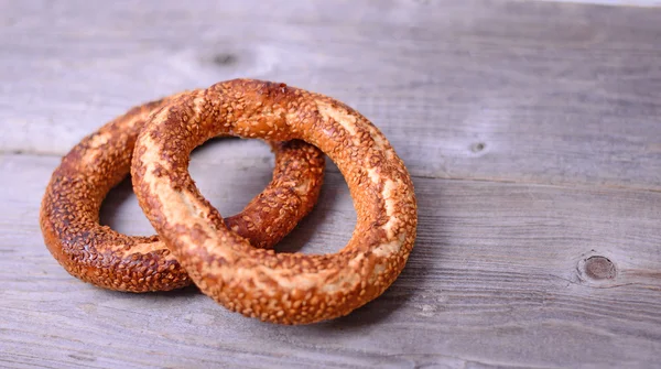 Čerstvý cook housku na dřevěné pozadí — Stock fotografie