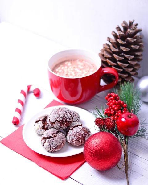 Hot chocolate and fresh cookies with Christmas ornaments on whit — Stock Photo, Image