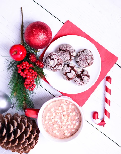 Hete chocolade en verse koekjes met Kerst ornamenten op whit — Stockfoto
