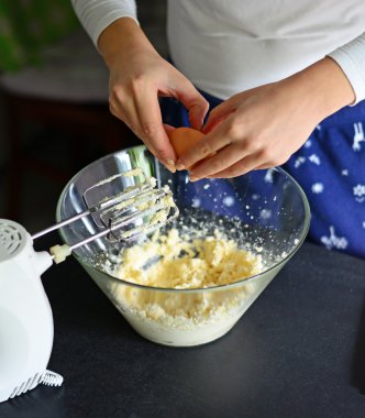 bir çift el cam kase içine bir yumurta çatlama closeup