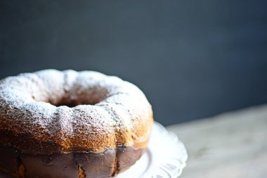 Eski ahşap masa üzerinde taze kakao gugelhupf