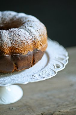 Eski ahşap masa portre üzerinde taze kakao gugelhupf