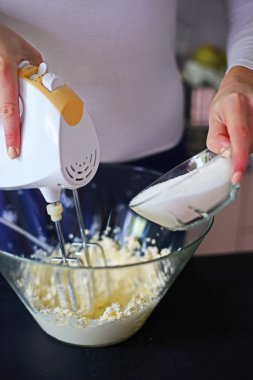 Tereyağı ve şeker ile pasta yapma