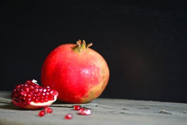 Nar meyve üzerinde ahşap rustik masa