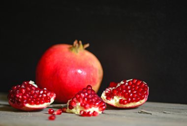 Nar meyve üzerinde ahşap rustik masa