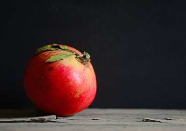 Nar meyve üzerinde ahşap rustik masa