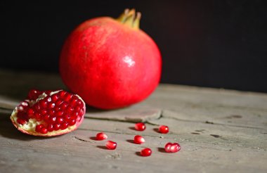 Nar meyve üzerinde ahşap rustik masa