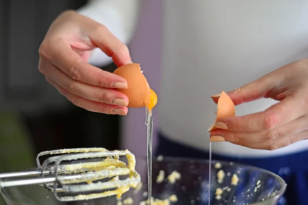 Closeup of a pair of hands cracking an egg into a glass bowl — Stock Photo, Image