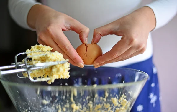 Closeup of a pair of hands cracking an egg into a glass bowl — Stock Photo, Image