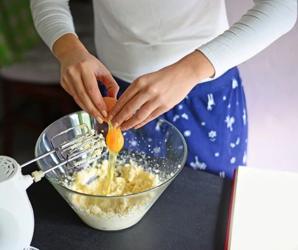 Closeup of a pair of hands cracking an egg into a glass bowl — Stock Photo, Image