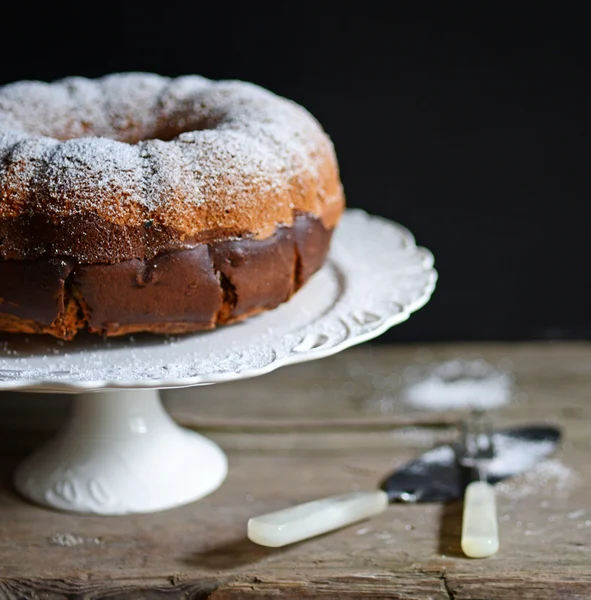 Cacao gugelhupf pe masa de lemn rustic vechi — Fotografie, imagine de stoc