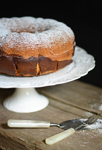 Свежий гугельхупф какао на старом деревянном столе
