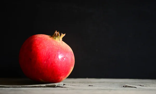 Nar meyve üzerinde ahşap rustik masa — Stok fotoğraf