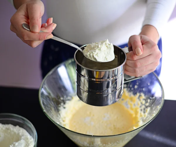 Woman hand put flour in sieve — Stock Photo, Image