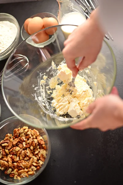 Wanita mempersiapkan mentega untuk menutup kue — Stok Foto