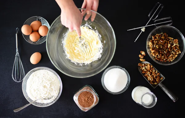 Mujer preparando mantequilla para pastel — Foto de Stock