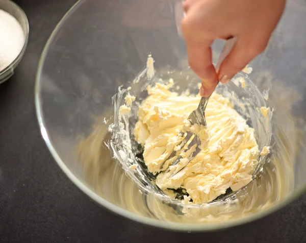 Kobieta, przygotowanie masła ciasto zbliżenie Obraz Stockowy