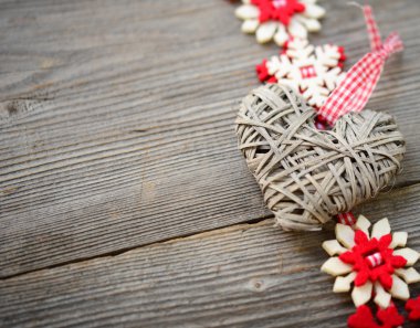 Ahşap arka plan üzerinde Noel süs