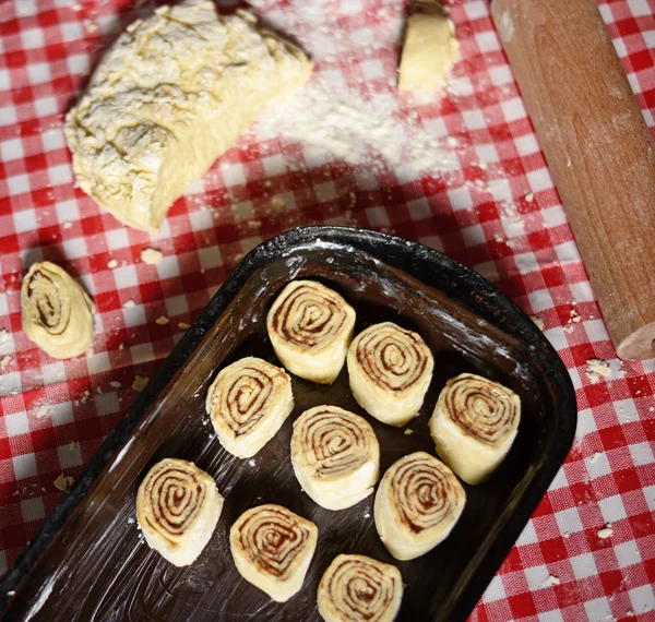 Cuisson rouleaux de cannelle sur plaque à pâtisserie — Photo