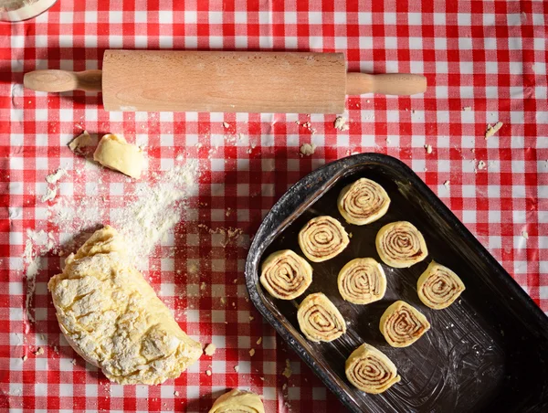 Rollos de canela para hornear en una bandeja para hornear — Foto de Stock